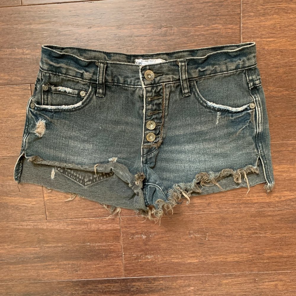 CUTOFF SHORTS